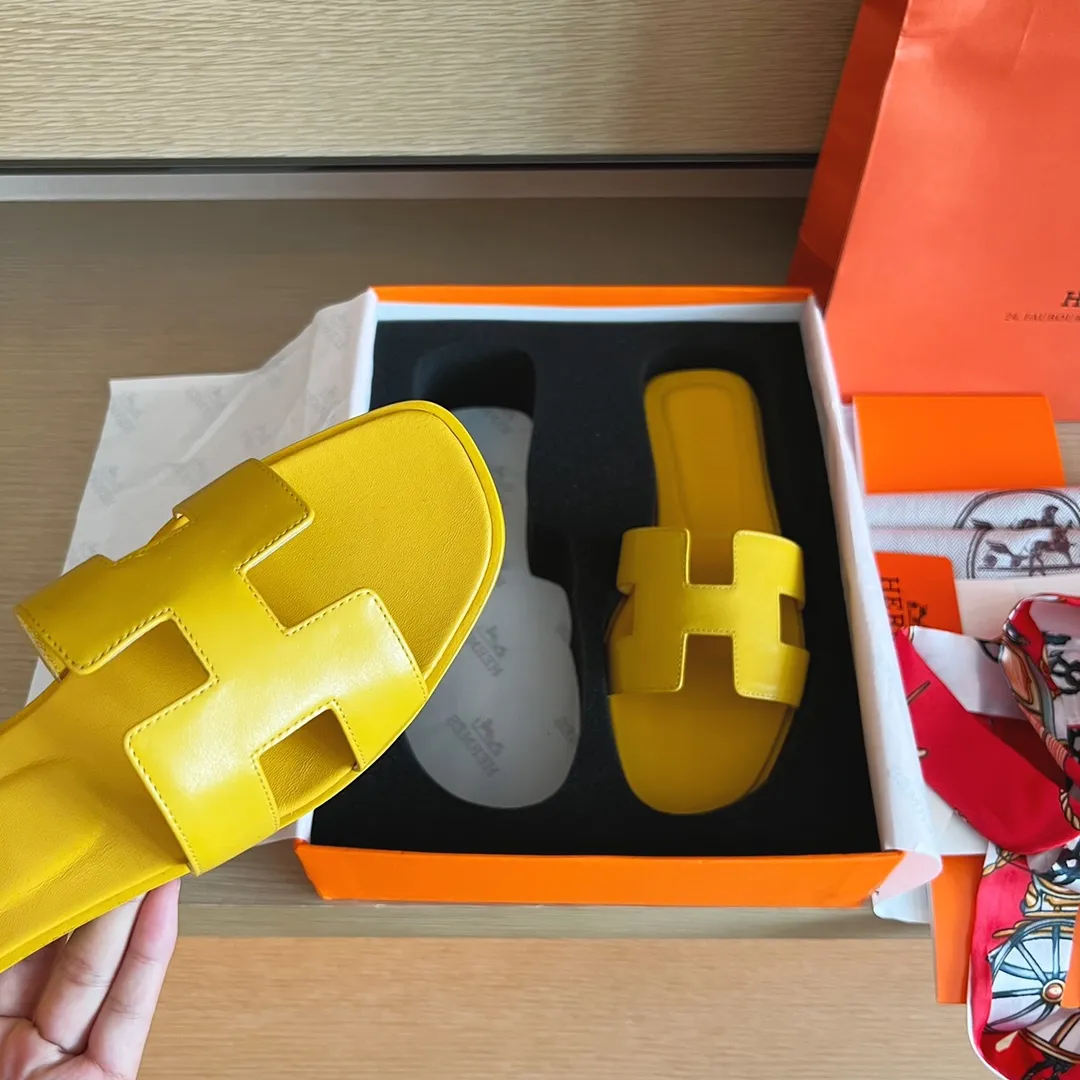 👟👟Ex-factory price👟👟Ex-factory price👟👟Ex-factory price 480👟👟Hermès) The packaging has been upgraded, and the layout and workmanship materials have been upgraded. Hermes®🔴Handmade Shoes👟👟 👟👟 Product Hermes Slippers🐎 —————————— The 2023 early spring new model is the same as the original version, purely handmade by masters! ❥High-end customization, exclusive products, industry❥Using: Hermers upper: Italian imported cowhide + original custom-grade Australian sheepskin feet + genuine leather outsole (pursuing walking comfort) 👟👟 ~~〰〰〰〰❥ Packaging: ✔🚦Pay attention to the exclusive packaging ��Original quality on sale━━━━Hermes━━━━━ size: 35-40 (34.41.42 custom-made, non-refundable)